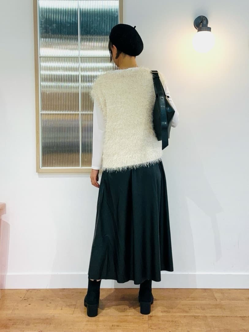 えまんさんの「SHOO･LA･RUE｜【S-LL】大人の抜け感 合皮フレアスカート」を使ったコーディネート