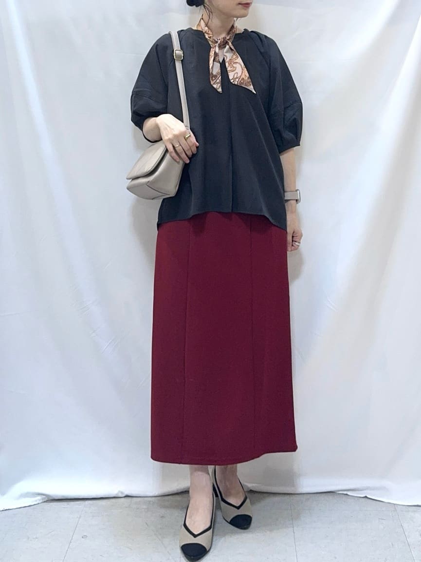 𝐇𝐢𝐫𝐨𝐦𝐢さんの「SHOO･LA･RUE｜【S-LL/洗濯後しわになりにくい】ランタンスリーブで女性らしく 5分袖スキッパーブラウス」を使ったコーディネート