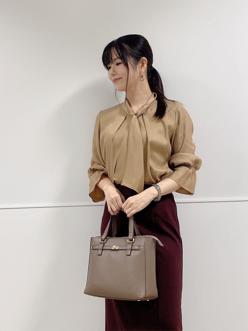 アースさんの「Reflect｜【キレイめスタイル／通勤におすすめ◎】ボウタイシャンブレーカラーブラウス」を使ったコーディネート