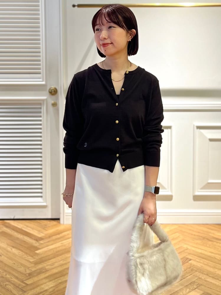つじ まこさんの「DRESSTERIOR｜ストレッチヴィンテージサテンナロースカート」を使ったコーディネート