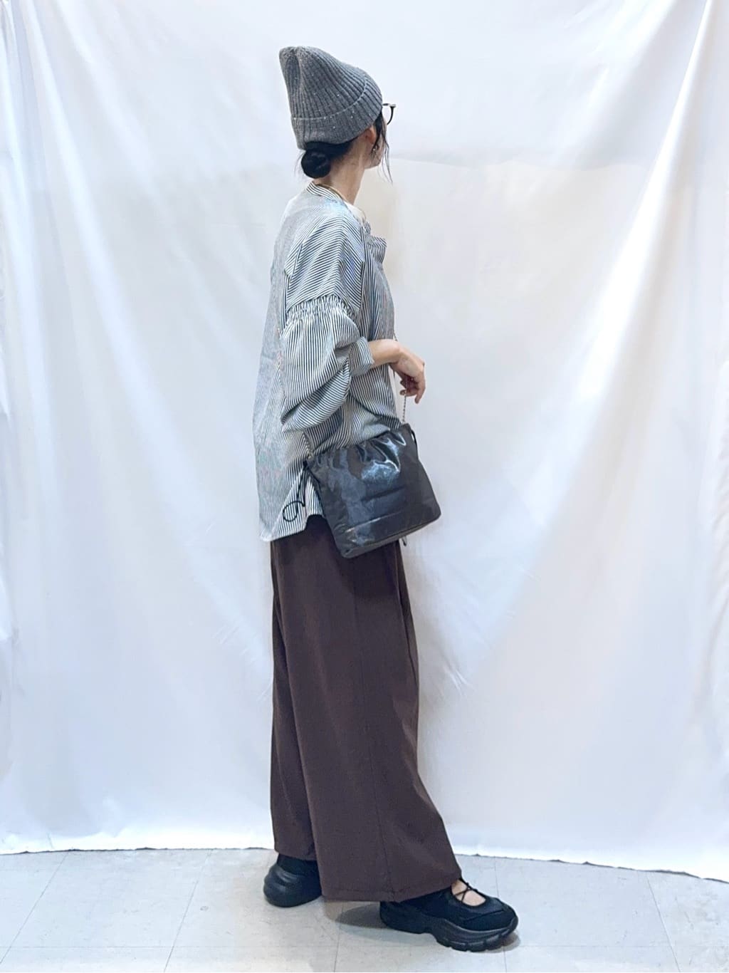 𝐇𝐢𝐫𝐨𝐦𝐢さんの「SHOO･LA･RUE｜【洗濯後しわになりにくい/吸水速乾/UVカット】着こなしで雰囲気いろいろ　お袖シャーリングシャツ」を使ったコーディネート