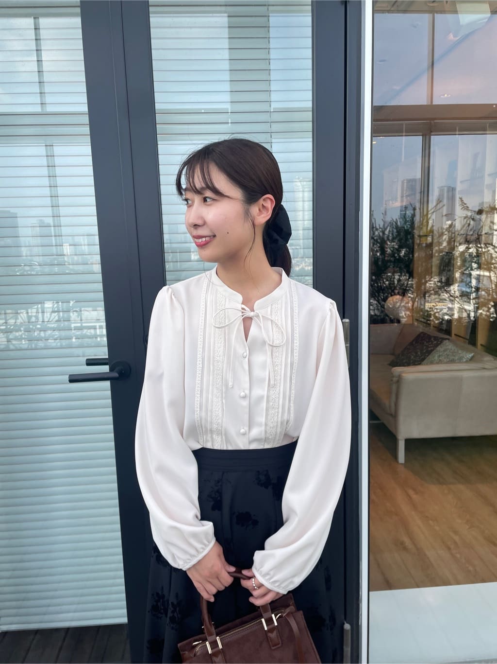 abeさんの「Couture brooch｜【大人可愛い・通勤】ピンタックレースブラウス」を使ったコーディネート