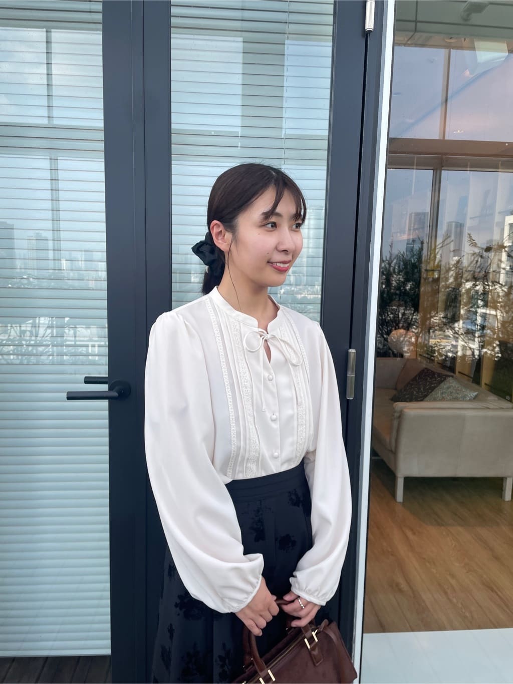 abeさんの「Couture brooch｜【大人可愛い・通勤】ピンタックレースブラウス」を使ったコーディネート