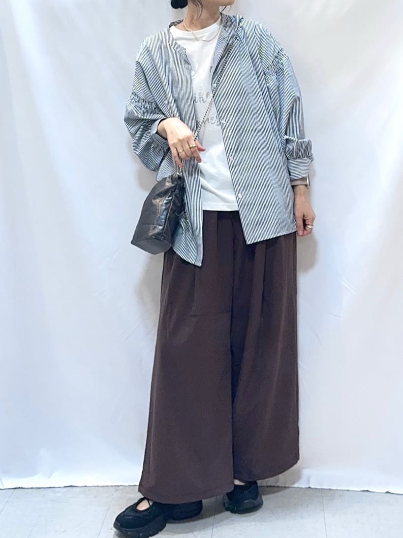 𝐇𝐢𝐫𝐨𝐦𝐢さんの「SHOO･LA･RUE｜【洗濯後しわになりにくい/吸水速乾/UVカット】着こなしで雰囲気いろいろ　お袖シャーリングシャツ」を使ったコーディネート
