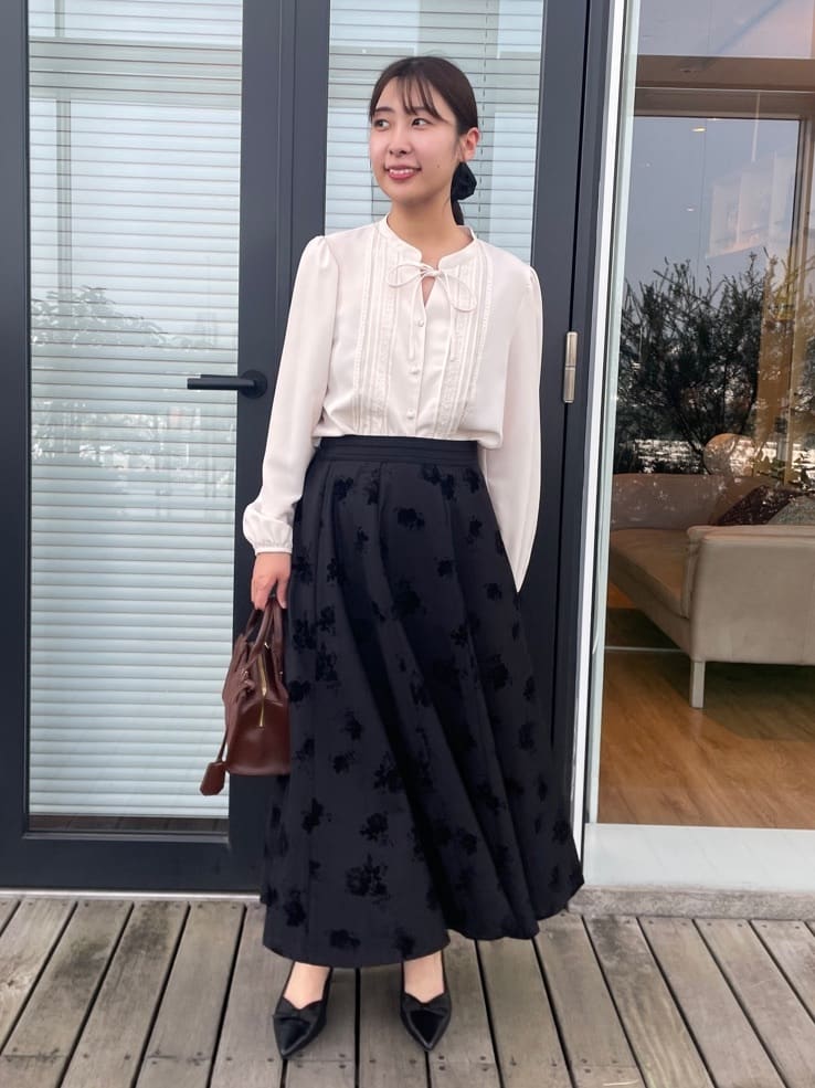 abeさんの「Couture brooch｜【大人可愛い・通勤】ピンタックレースブラウス」を使ったコーディネート