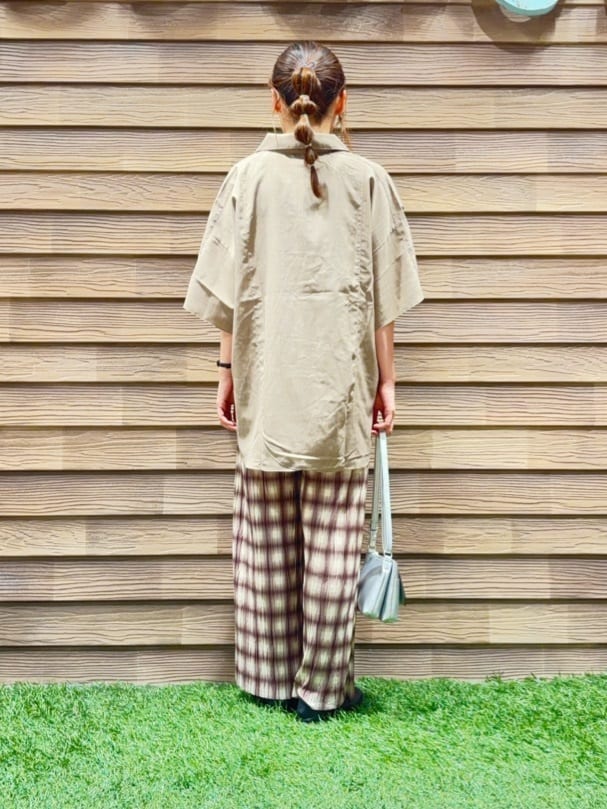 himiさんの「SHOO･LA･RUE｜【洗える/S-LL】大きめのフリルが印象的 デザインブラウス」を使ったコーディネート