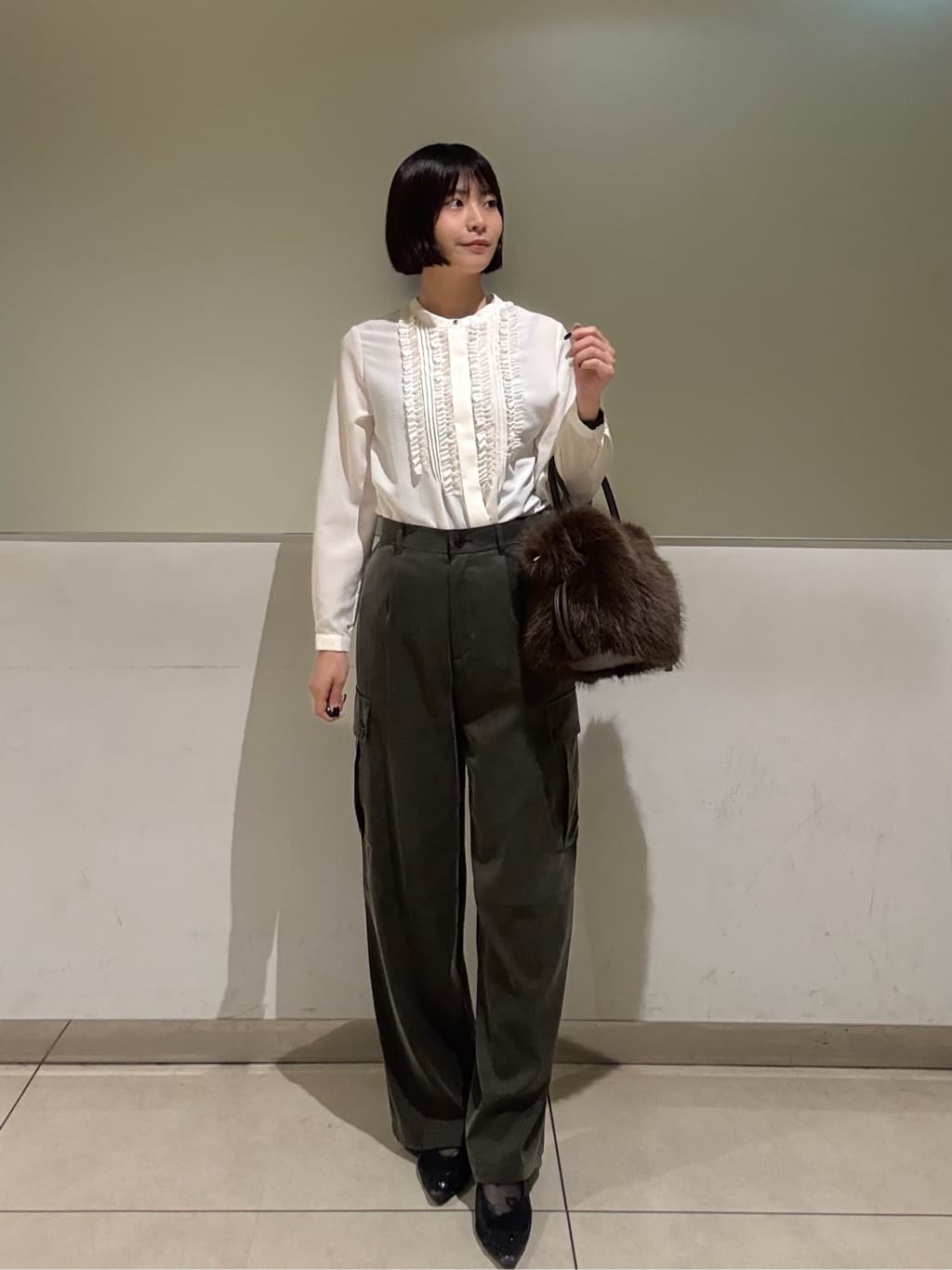 Itoさんの「UNTITLED｜【1枚で着映え/オンオフ着回し】フリルサテンブラウス」を使ったコーディネート