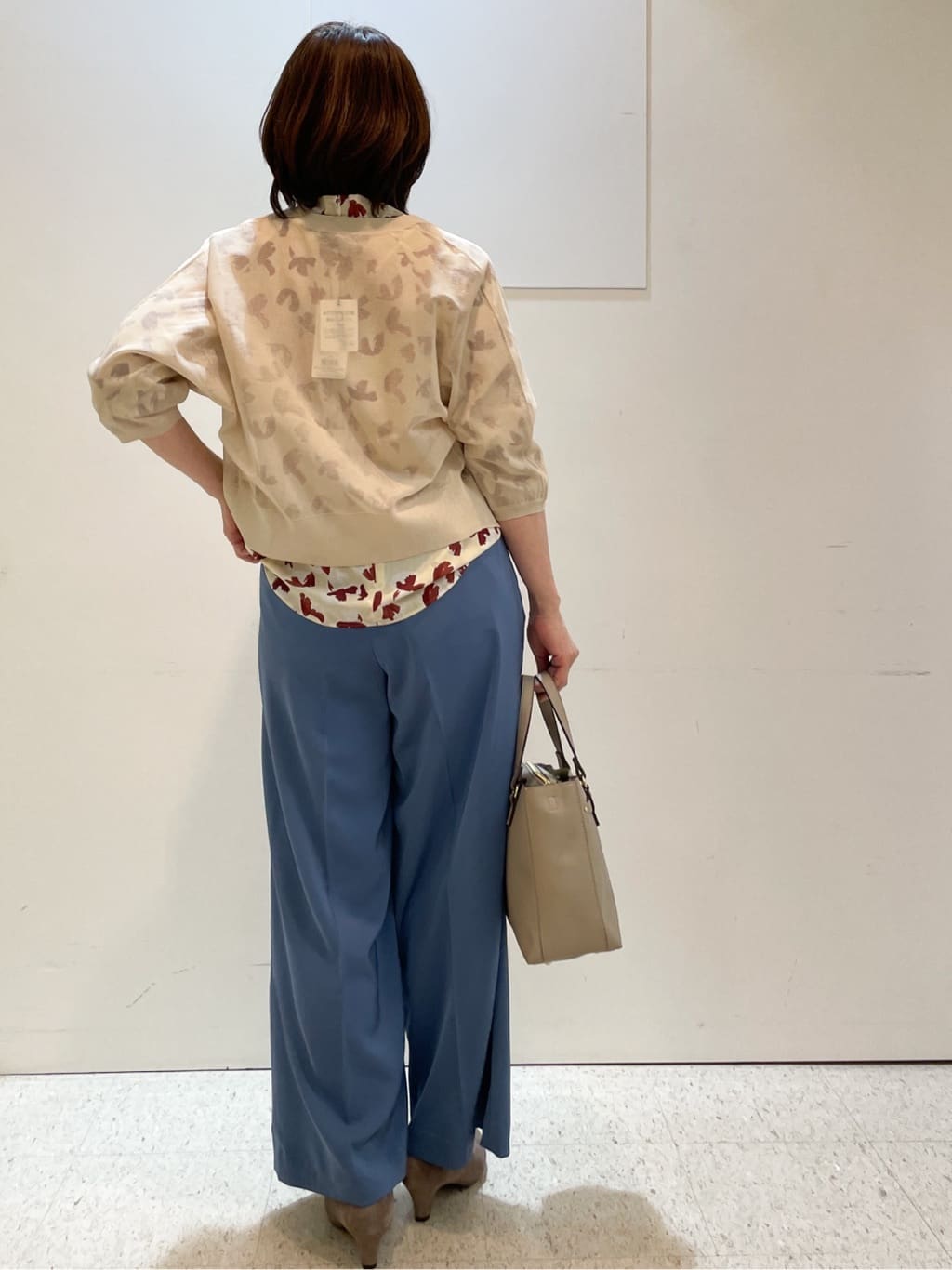 めいさんの「Reflect｜【ジャケットのインナーにおすすめ◎】花柄タックデザインブブラウス」を使ったコーディネート