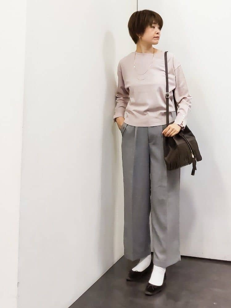 やまちゃんさんの「grove｜ON/OFF毎日使える！袖口ボタンドロップショルダーニット」を使ったコーディネート