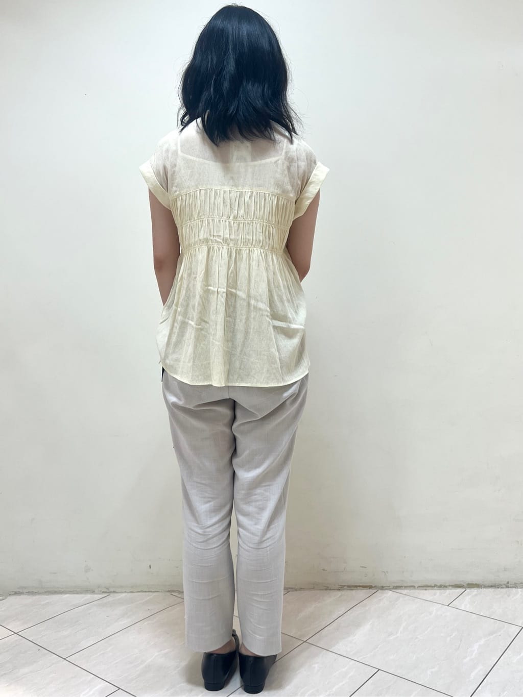 yanaさんの「Reflect｜【二の腕さりげなくカバー】シャーリングブラウス」を使ったコーディネート