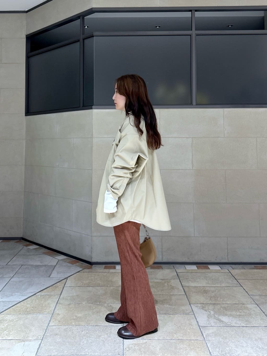よねさんの「INDIVI｜ベロアフレアパンツ」を使ったコーディネート