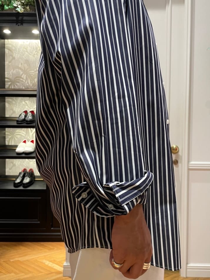 鶴田大士さんの「DRESSTERIOR｜THOMAS MASON ストライプシャツ」を使ったコーディネート