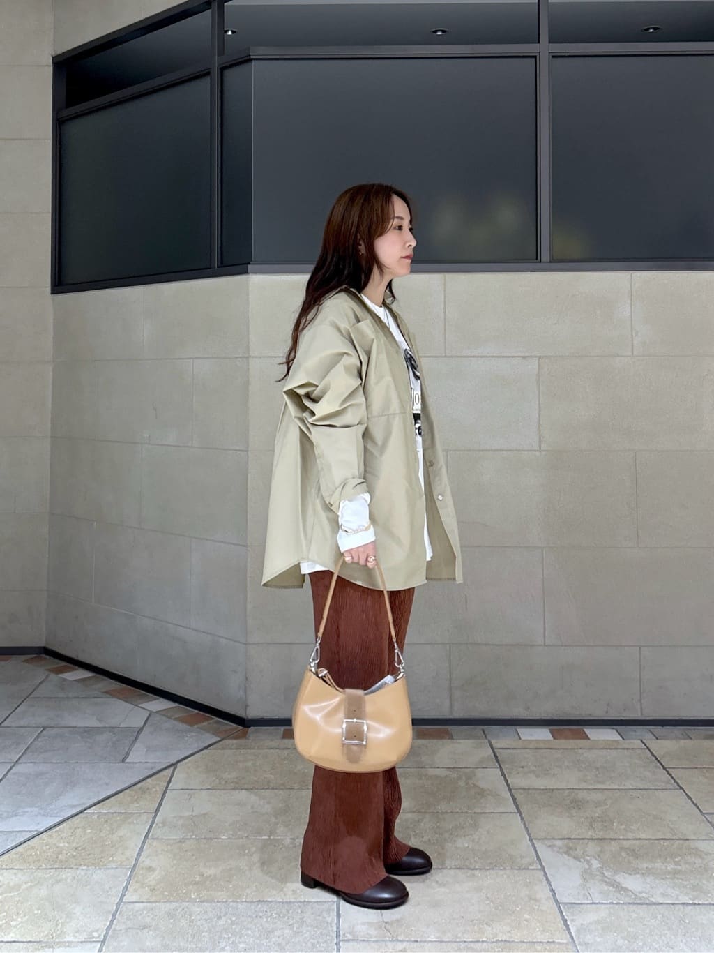 よねさんの「INDIVI｜ベロアフレアパンツ」を使ったコーディネート
