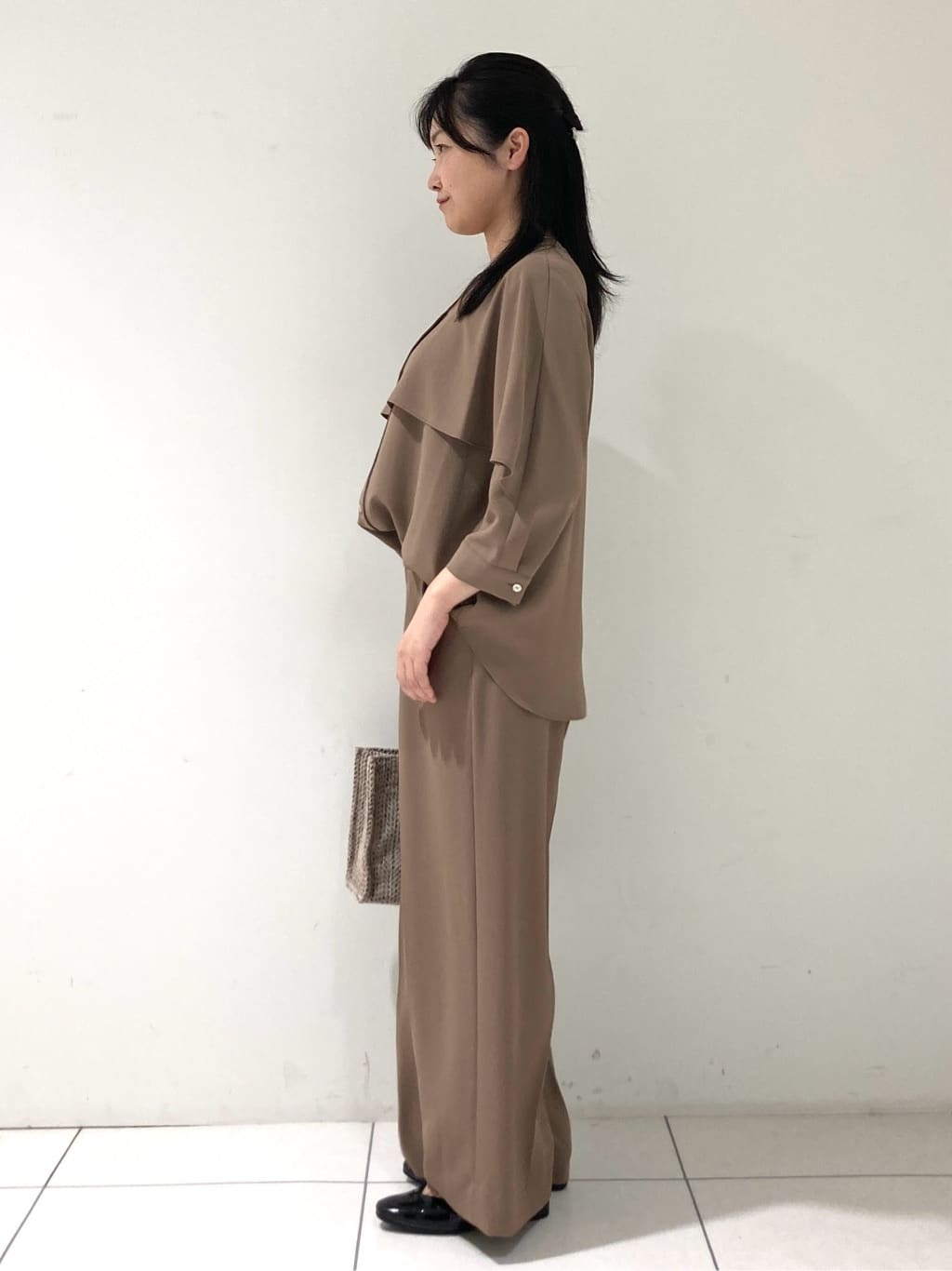 momokoさんの「INDIVI｜【羽織りとしても活躍！】ケープカラーブラウス」を使ったコーディネート
