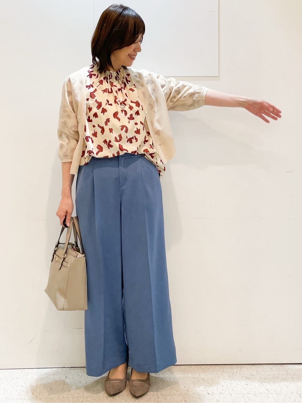 めいさんの「Reflect｜【ジャケットのインナーにおすすめ◎】花柄タックデザインブブラウス」を使ったコーディネート