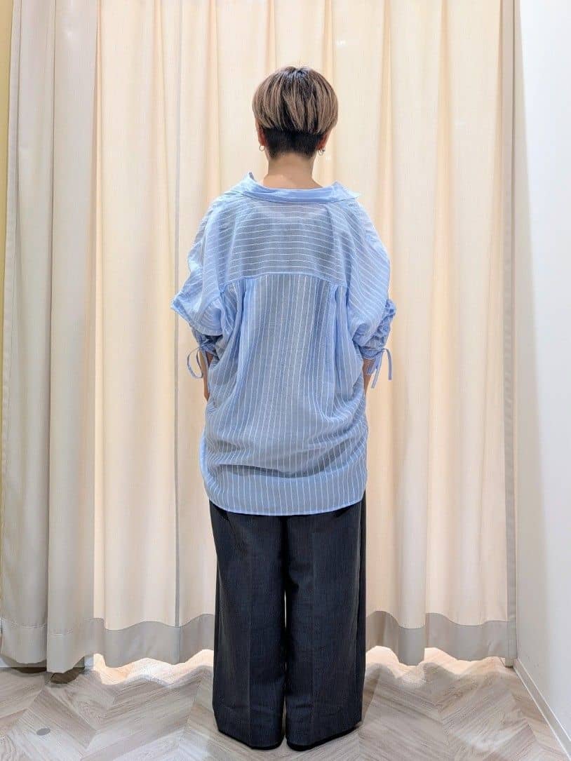 ユカさんの「SHOO･LA･RUE｜【S-LL】程よい透け感 ストライプ柄 お袖ギャザーデザインシャツ」を使ったコーディネート