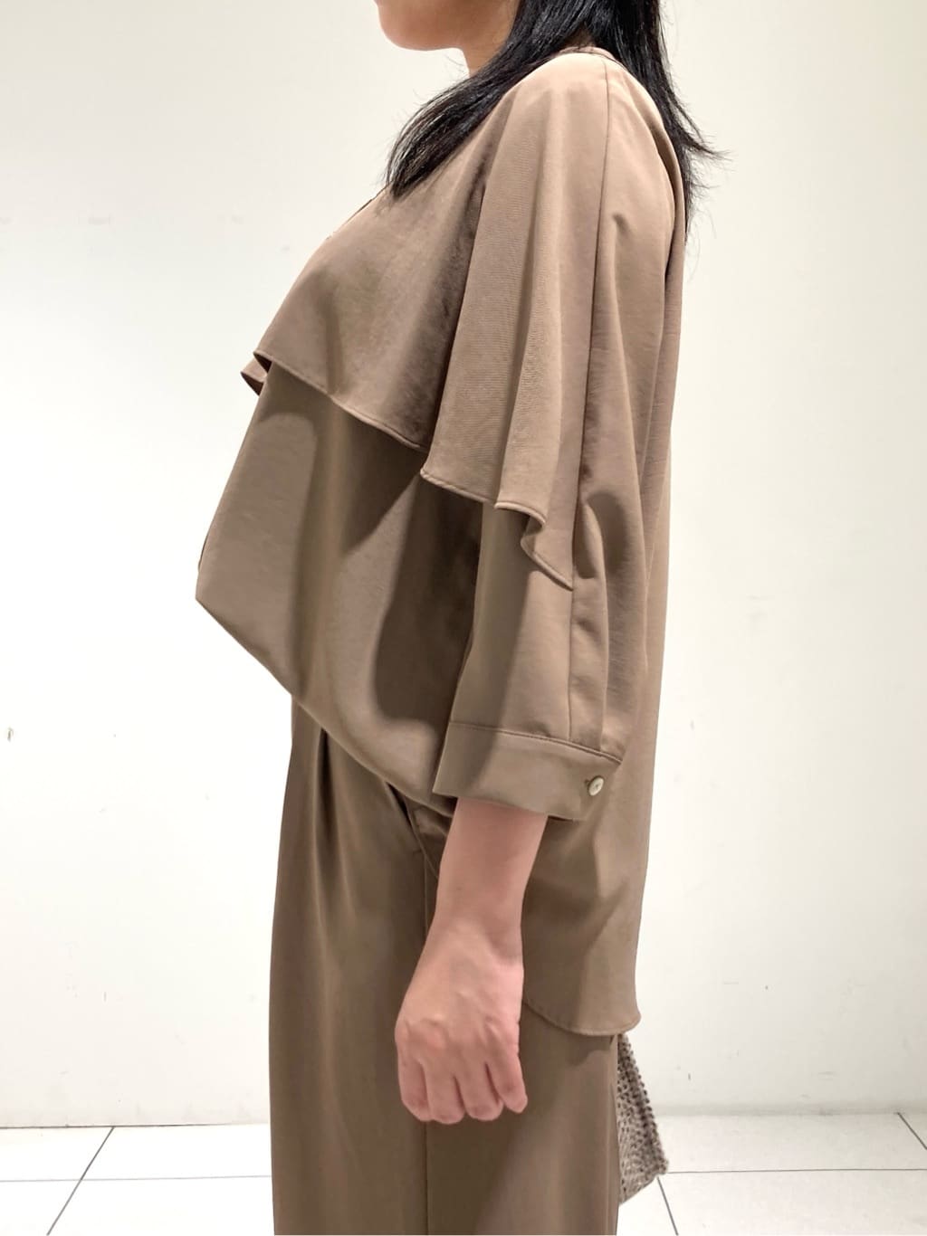 momokoさんの「INDIVI｜【羽織りとしても活躍！】ケープカラーブラウス」を使ったコーディネート