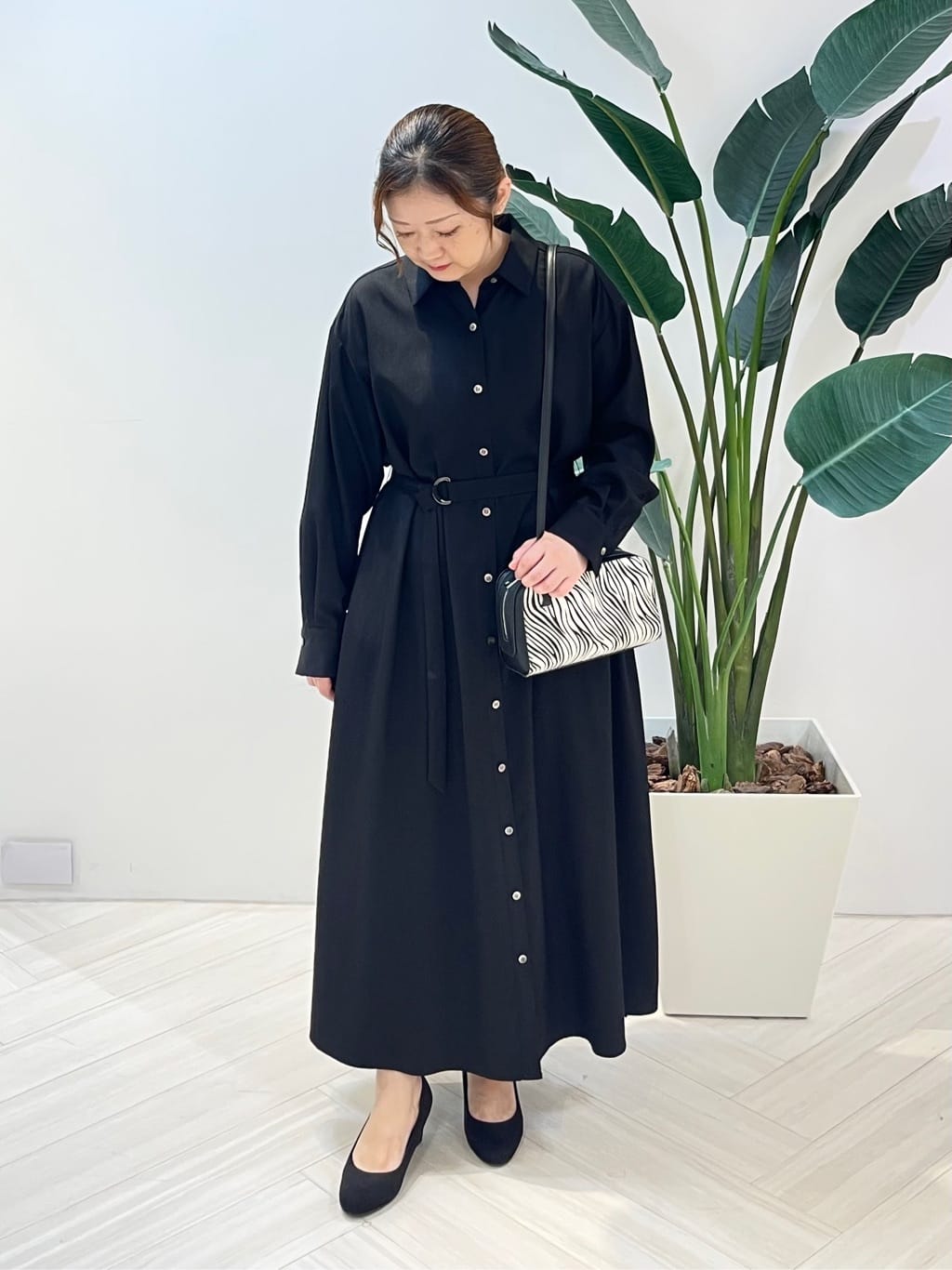 Tomoさんの「UNTITLED｜【前開きボタン/ベルト付/羽織シャツ/】2WAYトレンチ風ワンピース」を使ったコーディネート