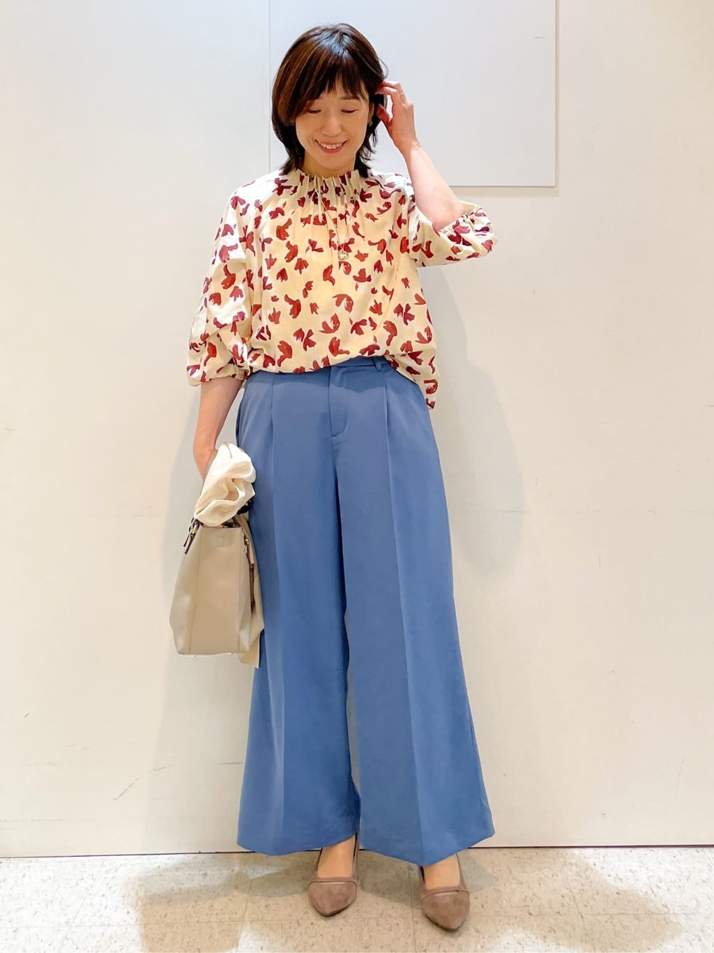 めいさんの「Reflect｜【ジャケットのインナーにおすすめ◎】花柄タックデザインブブラウス」を使ったコーディネート