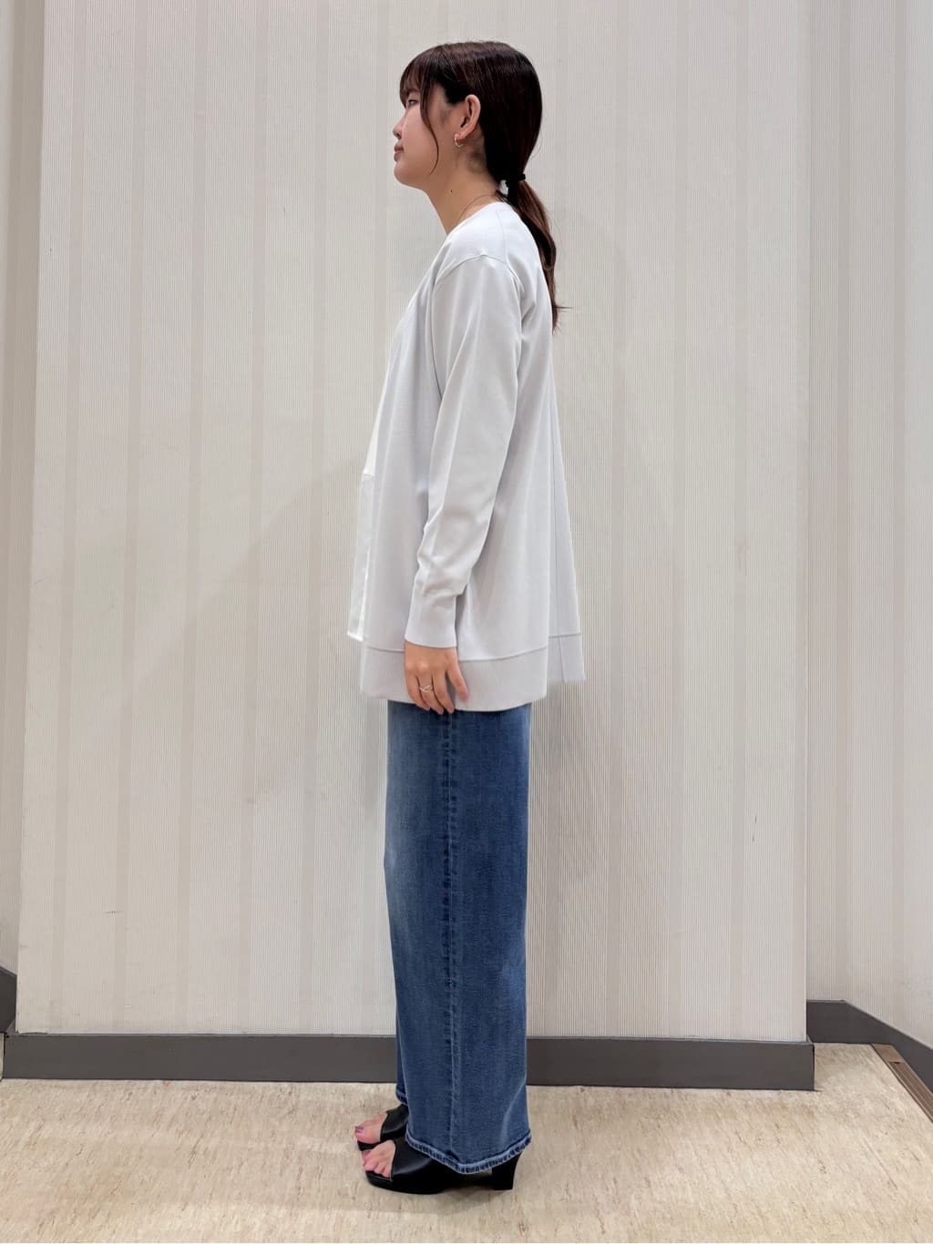 ちひさんの「INDIVI｜【褒められデニム】ワイドストレート デニムパンツ」を使ったコーディネート