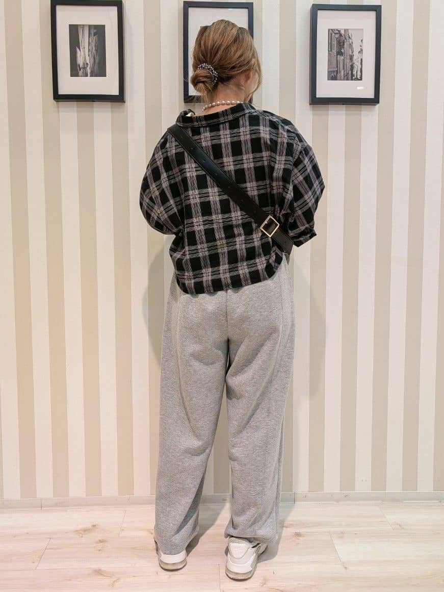 otaさんの「SHOO･LA･RUE｜ダンボールスウェットカーブパンツ」を使ったコーディネート