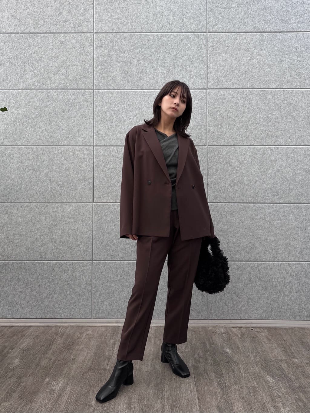 erikaさんの「INDIVI｜Comfy SET UP｜イージーテーパードパンツ【セットアップ対応／通勤/カセット服】」を使ったコーディネート