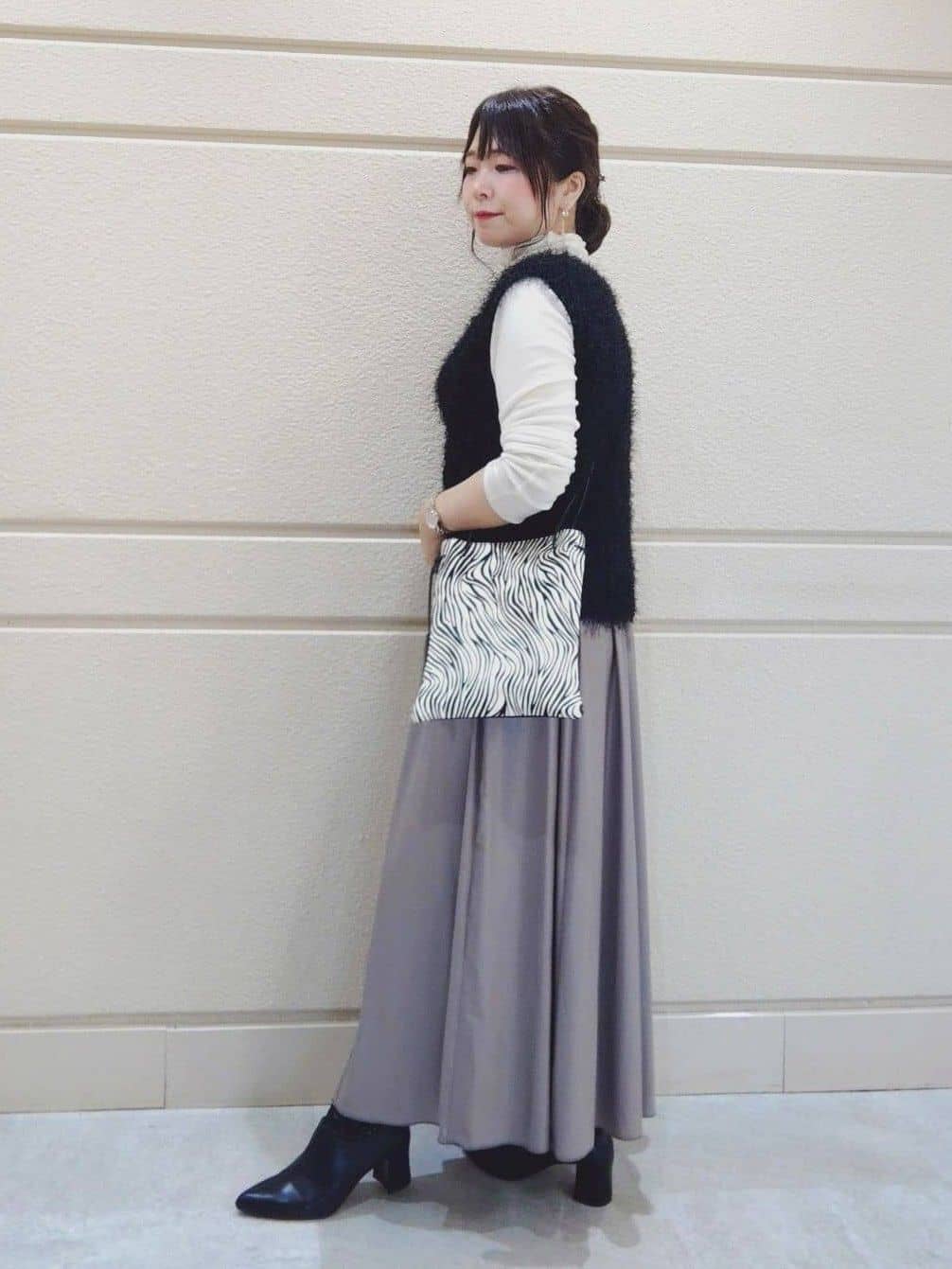 TOMOMIさんの「INDIVI｜レザー調ギャザースカート」を使ったコーディネート