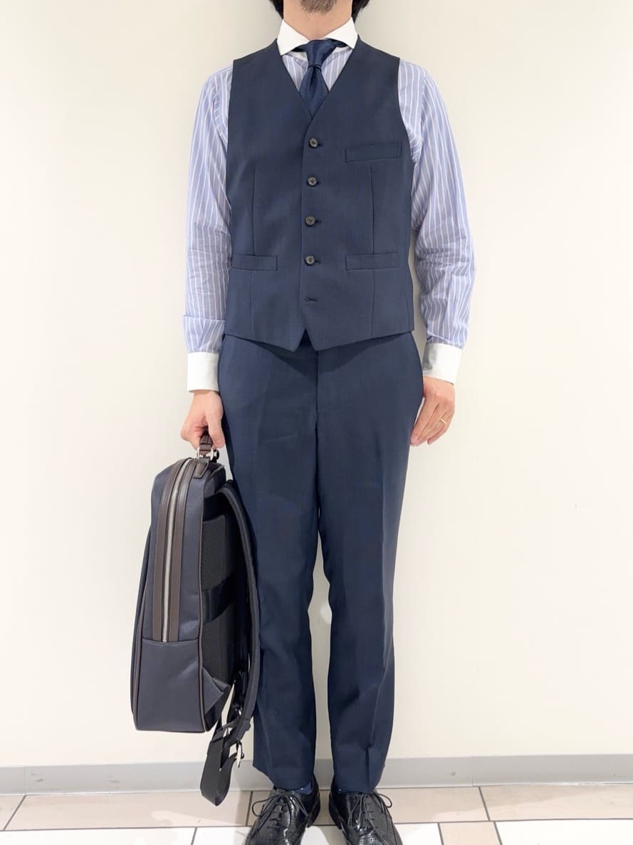及川さんの「TAKEO KIKUCHI｜【Three by Three】シャイニーシャークピンヘッド ベスト / 3ピース対応」を使ったコーディネート