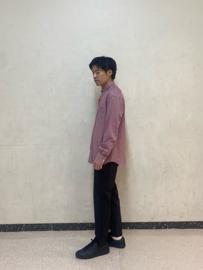 石井友也さんの「TAKEO KIKUCHI｜【抗菌防臭/シーズンレス】シアサッカーギンガムチェック ストレッチシャツ」を使ったコーディネート