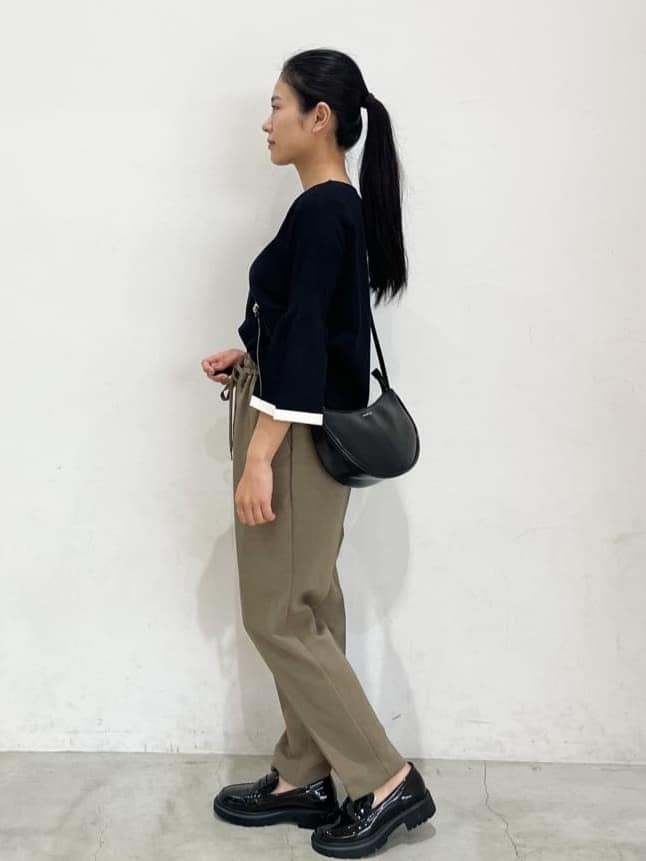 yasuokaさんの「OPAQUE.CLIP｜ストレッチ美脚イージーテーパードパンツ【防シワ／洗濯機洗い可】」を使ったコーディネート
