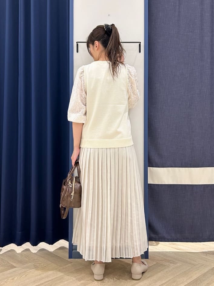 Orikaさんの「grove｜【二の腕カバー】繊細さと上品さをまとう袖刺繍プルオーバーニット」を使ったコーディネート