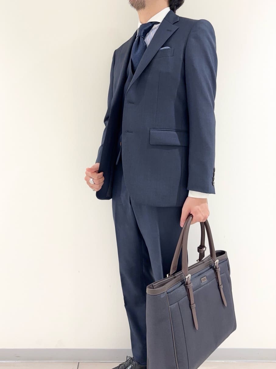 及川さんの「TAKEO KIKUCHI｜【Three by Three】シャイニーシャークピンヘッド スーツ/3ピース対応可」を使ったコーディネート
