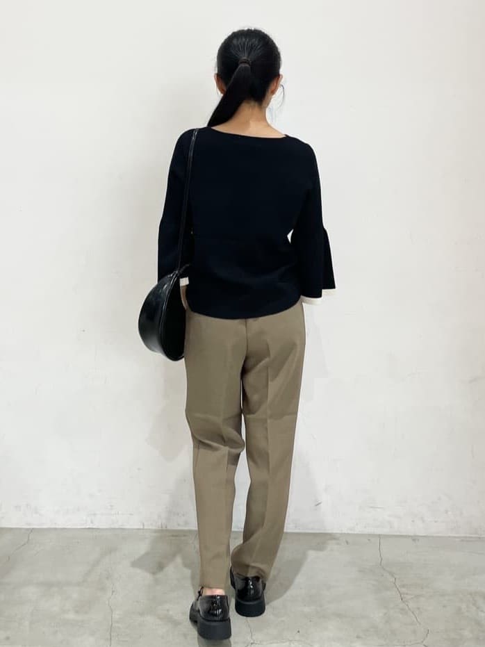 yasuokaさんの「OPAQUE.CLIP｜ストレッチ美脚イージーテーパードパンツ【防シワ／洗濯機洗い可】」を使ったコーディネート