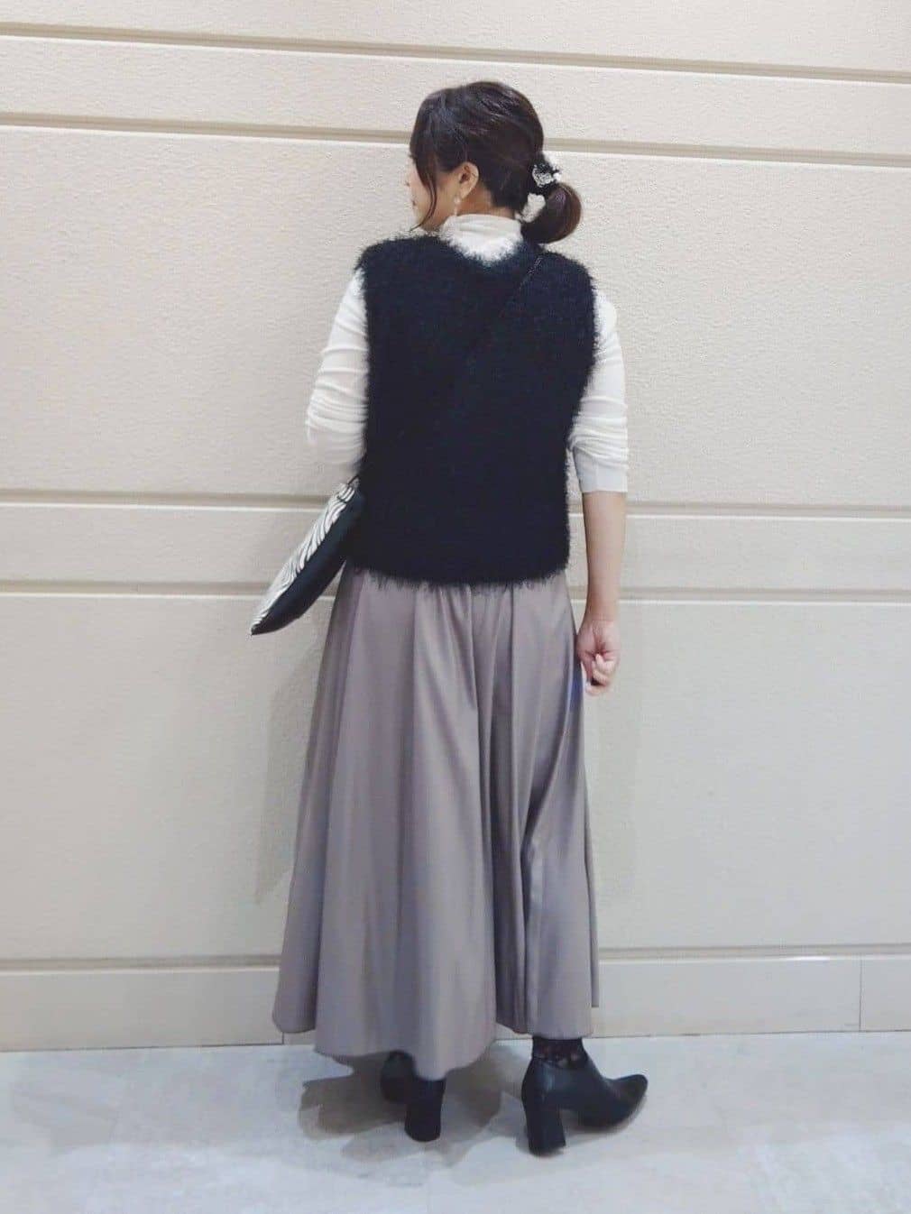 TOMOMIさんの「INDIVI｜レザー調ギャザースカート」を使ったコーディネート