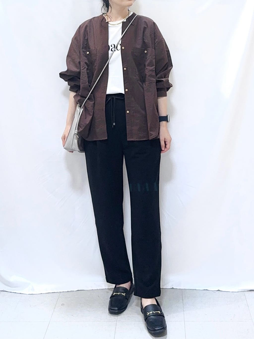 𝐇𝐢𝐫𝐨𝐦𝐢さんの「SHOO･LA･RUE｜【洗濯機可】羽織りにもなる ビックポケットVネックシャツ」を使ったコーディネート