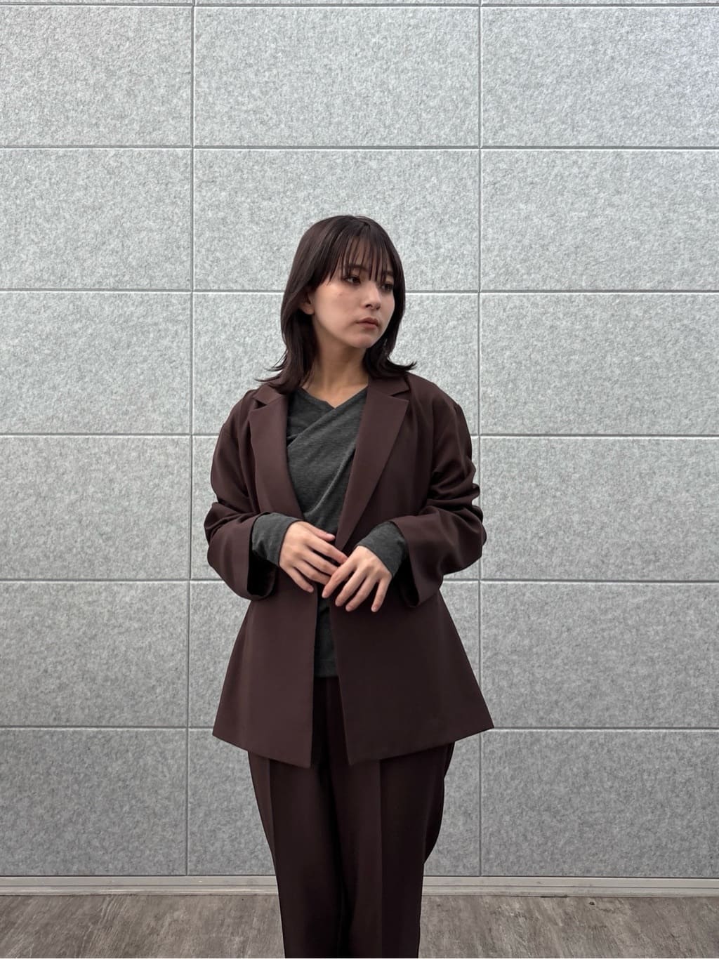 erikaさんの「INDIVI｜Comfy SET UP｜イージーテーパードパンツ【セットアップ対応／通勤/カセット服】」を使ったコーディネート