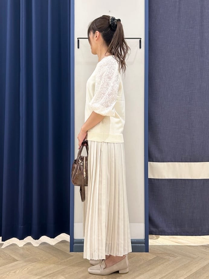 Orikaさんの「grove｜【二の腕カバー】繊細さと上品さをまとう袖刺繍プルオーバーニット」を使ったコーディネート