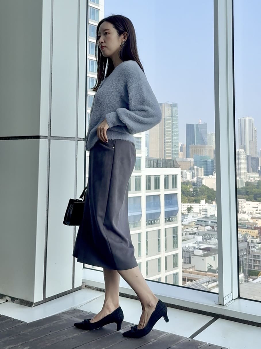 teiさんの「Couture brooch｜【洗える・ストレッチ・通勤】スエード調ダンボールIラインスカート」を使ったコーディネート