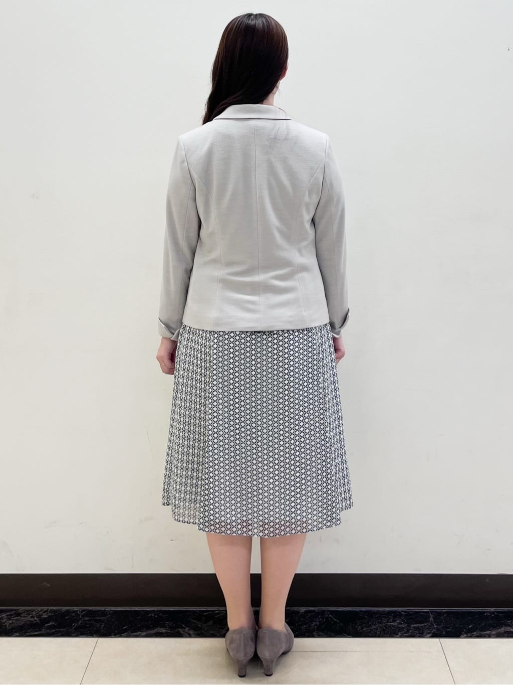 mikikoさんの「Reflect｜【きちんと見え／セットアップ可／通勤におすすめ◎】ペプラムプリントブラウス」を使ったコーディネート