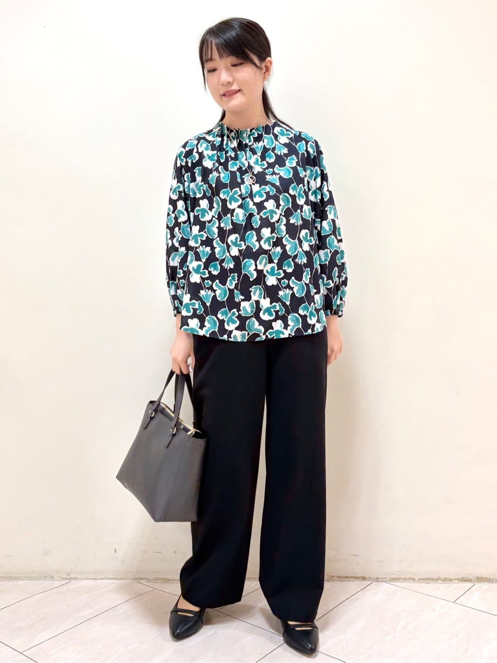 mikiさんの「Reflect｜【ジャケットのインナーにおすすめ◎】花柄タックデザインブブラウス」を使ったコーディネート