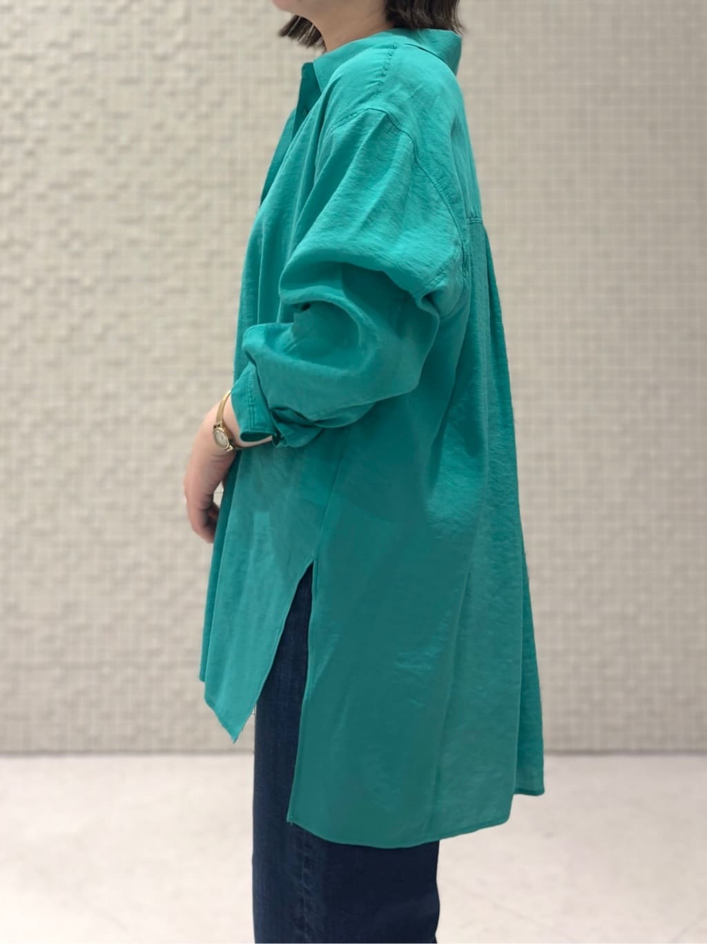 sakuさんの「INDIVI｜【体型カバー／清涼感】シアーオーバーシャツ」を使ったコーディネート