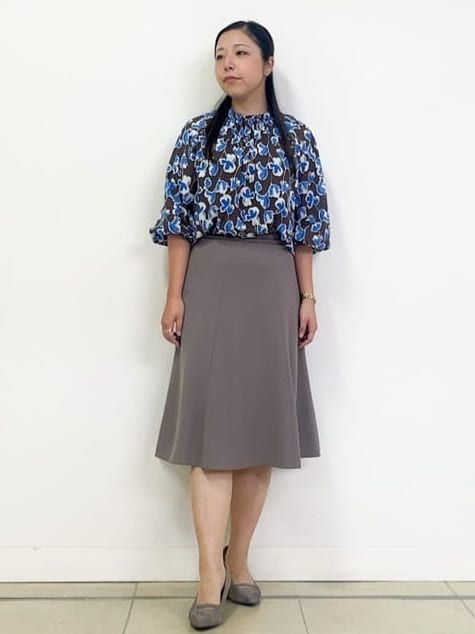 chisaさんの「Reflect｜【ジャケットのインナーにおすすめ◎】花柄タックデザインブブラウス」を使ったコーディネート