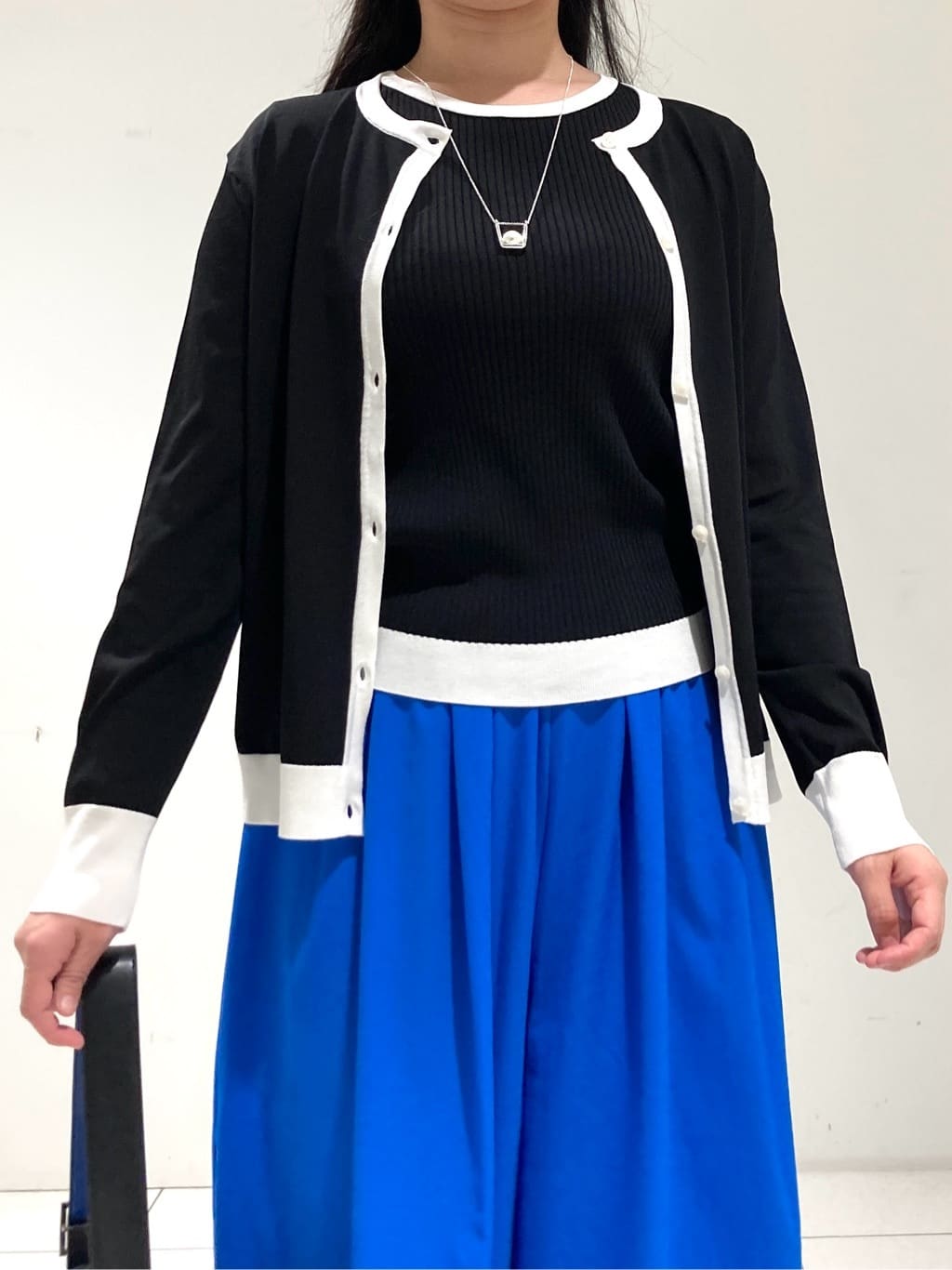 momokoさんの「INDIVI｜【通年活躍！／アンサンブル可能】クルーネックカーディガン」を使ったコーディネート