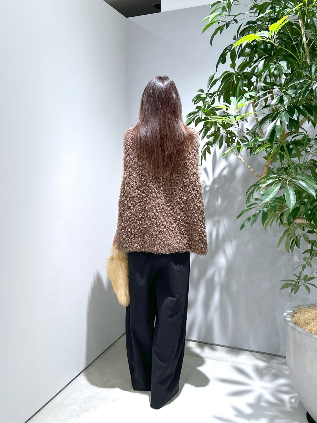 Renoさんの「INDIVI｜【LE VERNIS】ポワールフラッフィーファーバッグ」を使ったコーディネート
