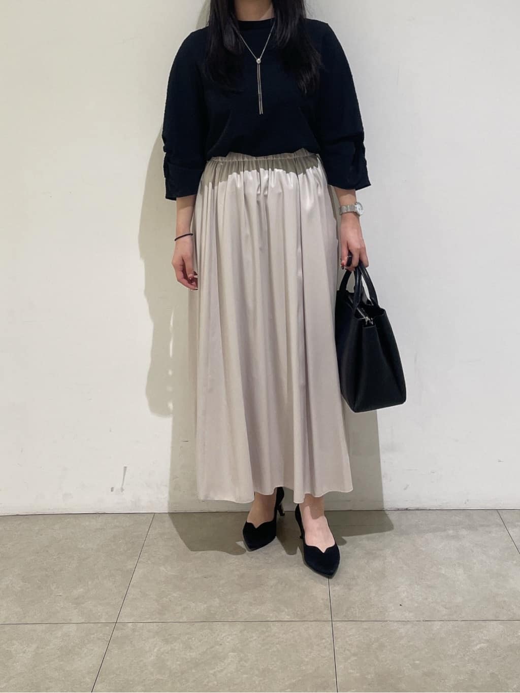 emikaさんの「INDIVI｜レザー調ギャザースカート」を使ったコーディネート