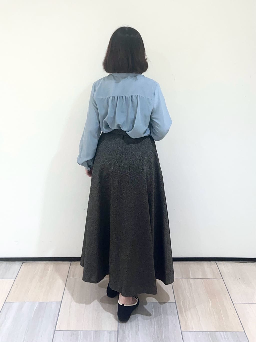 Mitsukiさんの「UNTITLED｜【1枚で着映え/オンオフ着回し】フリルサテンブラウス」を使ったコーディネート
