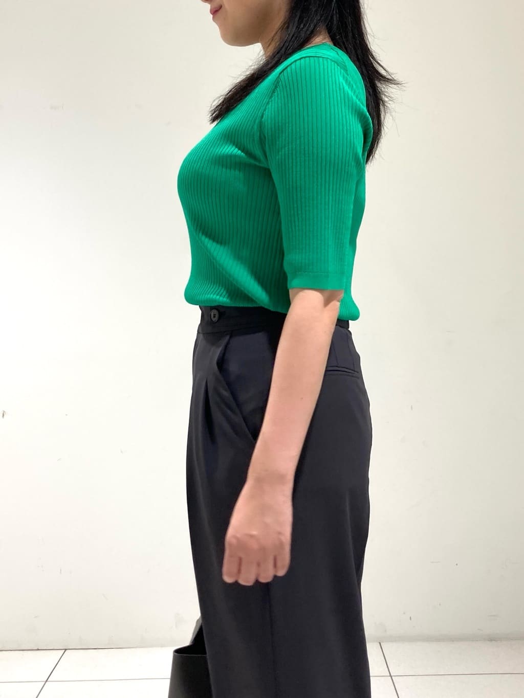 momokoさんの「INDIVI｜【インナーで活躍／アンサンブル】クルーネック半袖ニット」を使ったコーディネート
