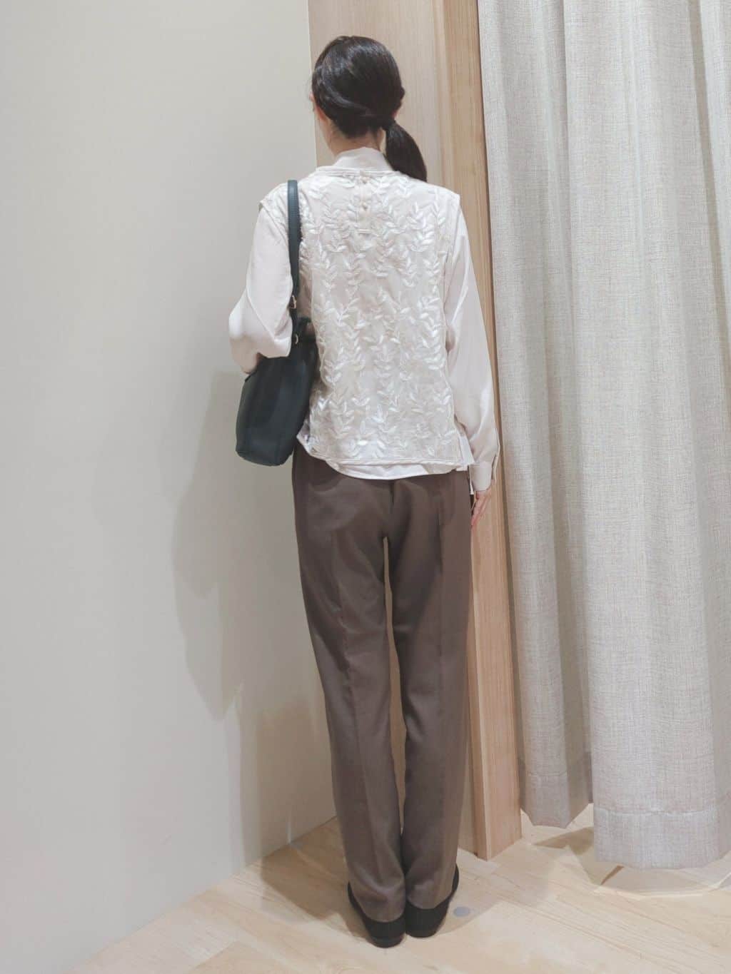Yuiさんの「grove｜リーフ刺繍スパンコールベスト＆ブラウスセット」を使ったコーディネート