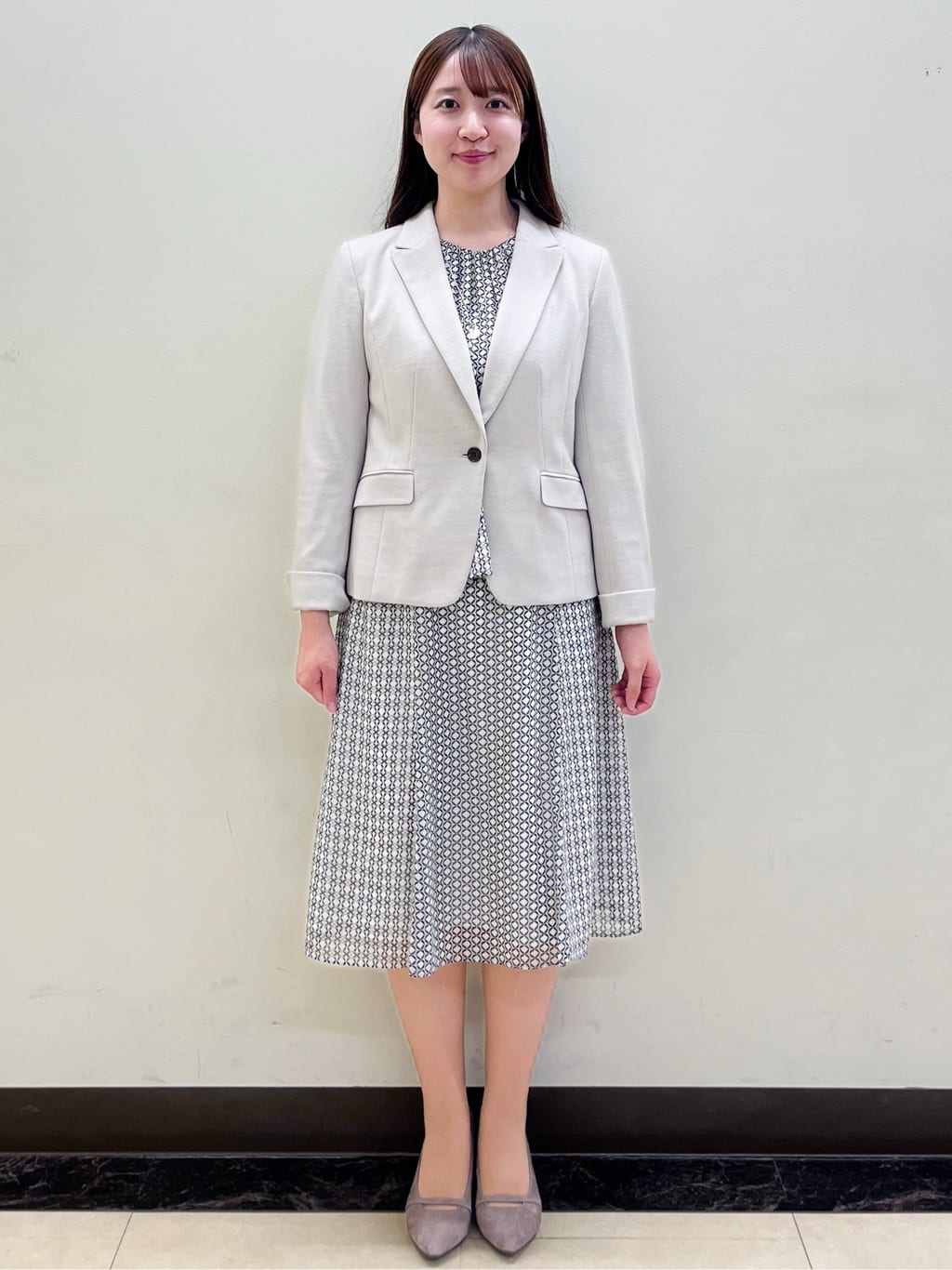 mikikoさんの「Reflect｜【きちんと見え／セットアップ可／通勤におすすめ◎】ペプラムプリントブラウス」を使ったコーディネート