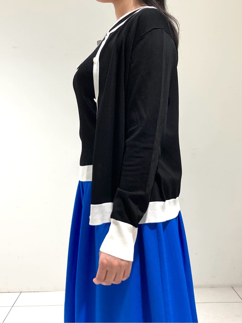 momokoさんの「INDIVI｜【通年活躍！／アンサンブル可能】クルーネックカーディガン」を使ったコーディネート